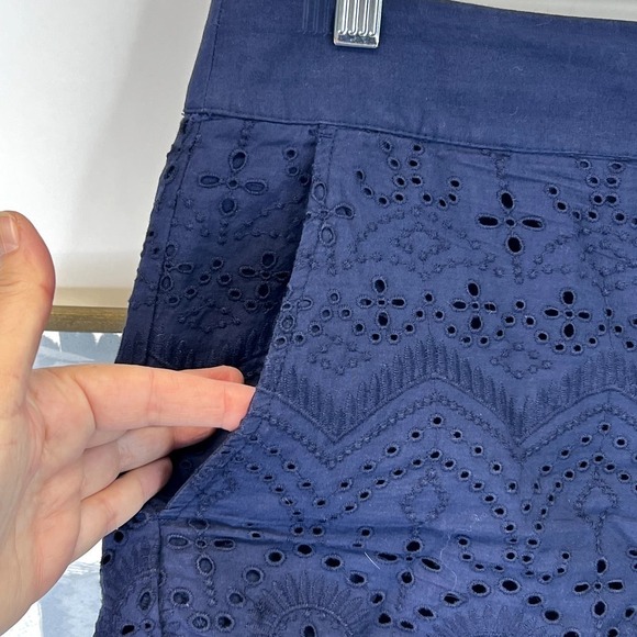 Ann Taylor Loft Navy Eyelet Fully Lined Flat Front Shorts Scalloped Hem SZ 8 - Picture 3 of 7